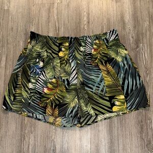 Tropical Leaf Print Women’s Shorts - Black & Green